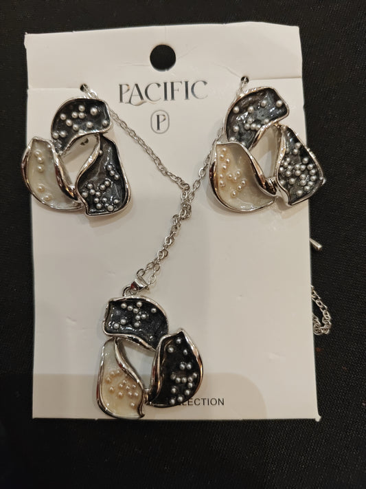 Pendant set